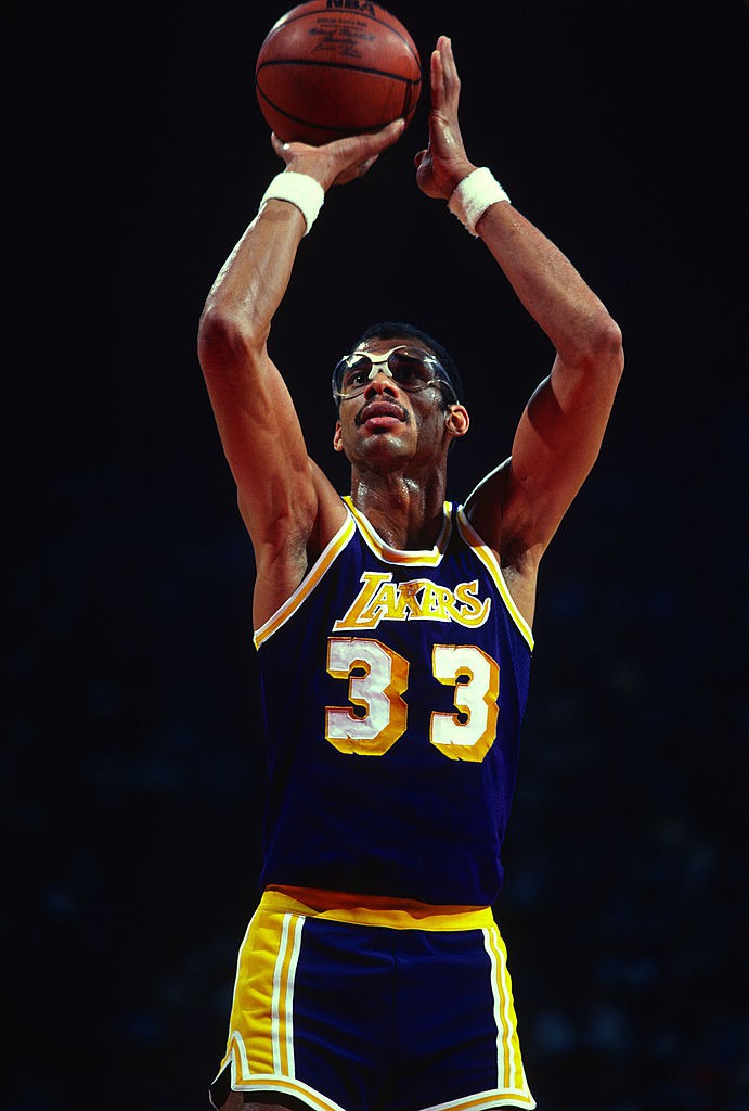 Kareem Abdul-Jabbar em ação pelos Lakers - Focus on Sport/Getty Images