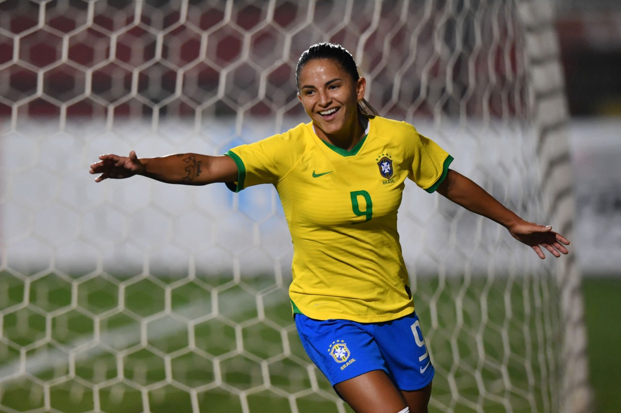 Debinha comemora um gol pela seleção feminina - NELSON ALMEIDA / AFP