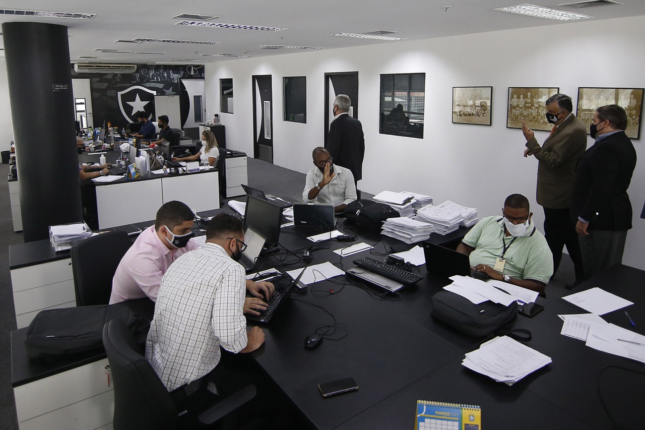 Logo após assumir, Jorge Braga conhece escritórios do clube no Nilton Santos - Vitor Silva/Botafogo