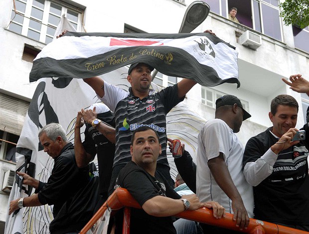 Alecsandro levanta a bandeira do Vasco no trio elétrico - André Durão