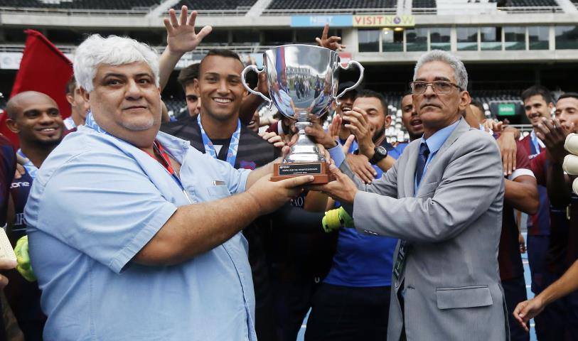 Nilton Bittar (à esquerda), presidente do Bonsucesso, com a taça da Copa Rio de 2019 - Arquivo Pessoal