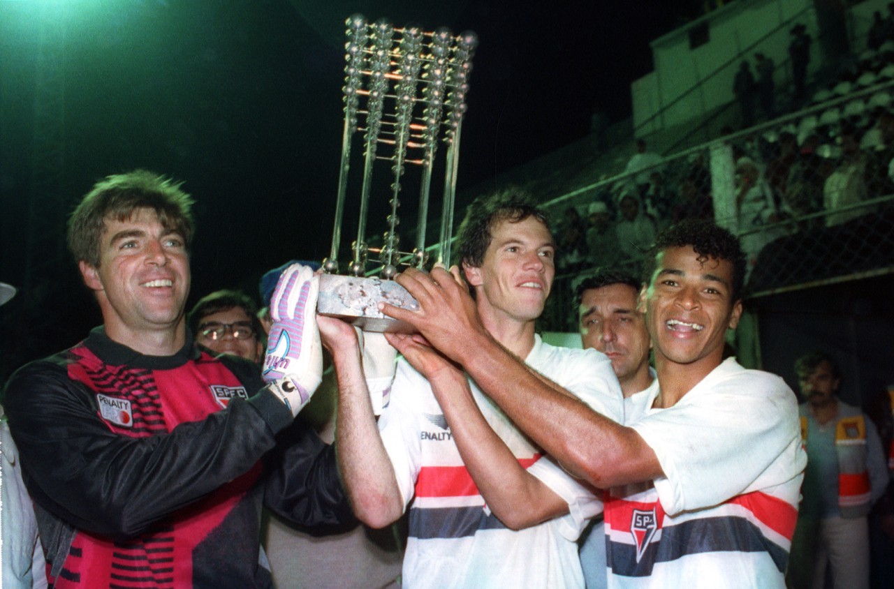 Zetti, Antonio Carlos e Cafu São Paulo levantam a taça do Brasileiro de 1991 em Bragança Paulista - Vidal Cavalcante/Estadão Conteúdo
