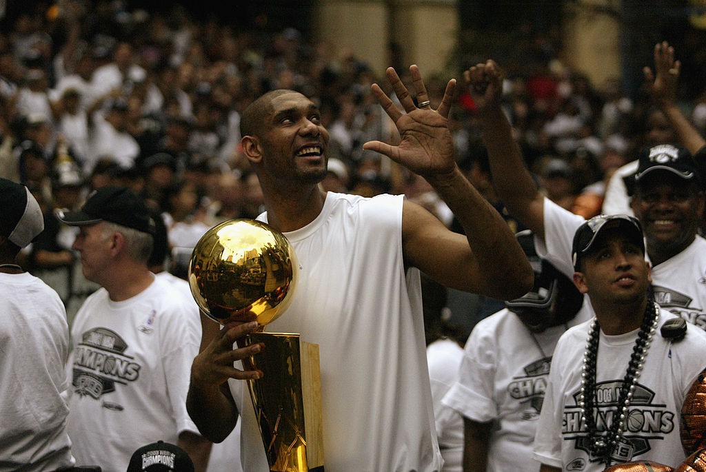 Tim Duncan comemora seu quinto título da NBA com o San Antonio Spurs - Ronald Martinez/Getty Images