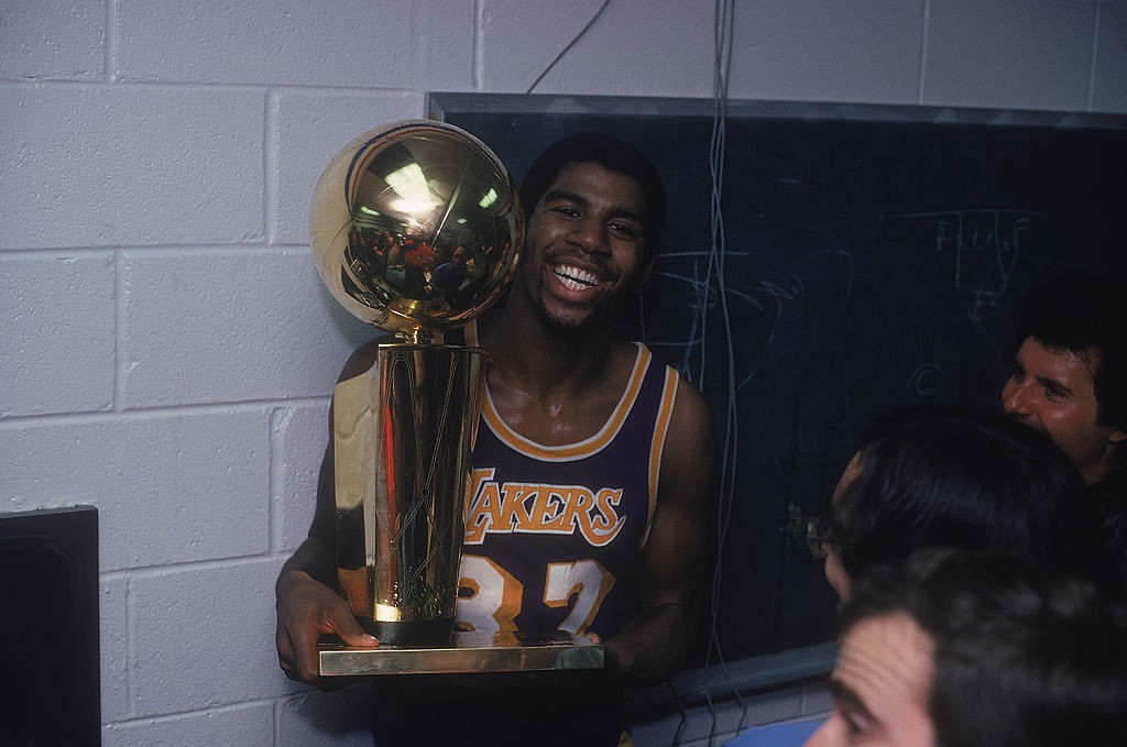 Magic Johnson com o troféu da NBA - Focus on Sport via Getty Images