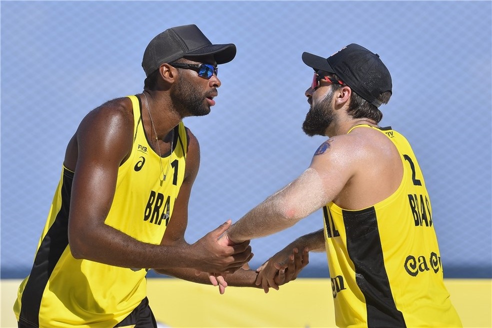 Evandro e Bruno Schmidt comemoram ponto em etapa em Cancún, após a recuperação do defensor - Divulgação / FIVB