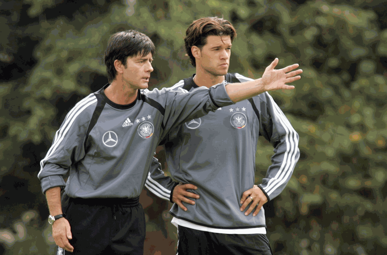 Joachim Löw orienta Michael Ballack durante treino da Alemanha em agosto de 2004 - Getty Images