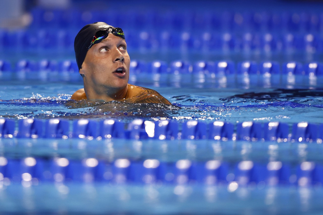 Caeleb Dressel observa o placar eletrônico após prova na seletiva americana de natação - Tom Pennington/Getty Images