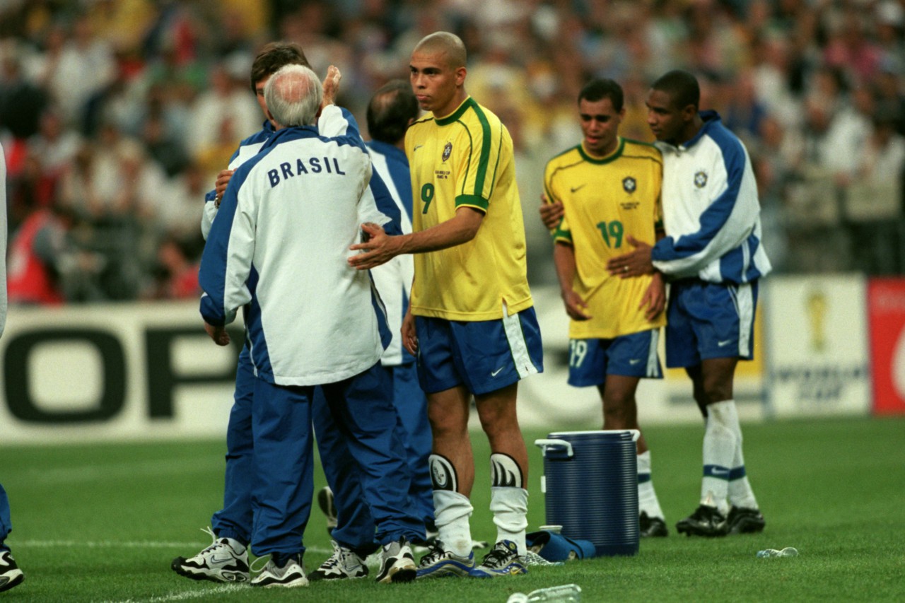 Zagallo e Ronaldo, depois da derrota na final da Copa da França: sem Romário, Bebeto foi titular - Getty Images