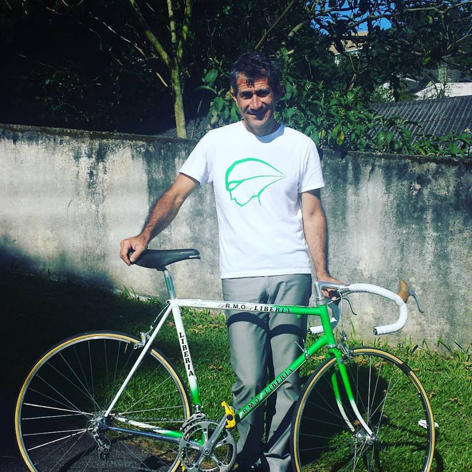 Mauro com a bicicleta que venceu a etapa do Tour de 1991 - Arquivo pessoal