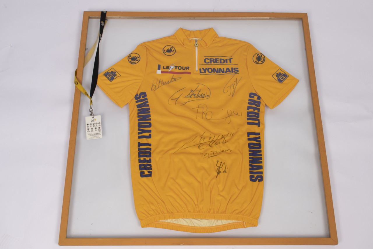 Camiseta amarela de líder do Tour de France guardada por Mauro e assinada por Miguel Indurain - Arquivo pessoal