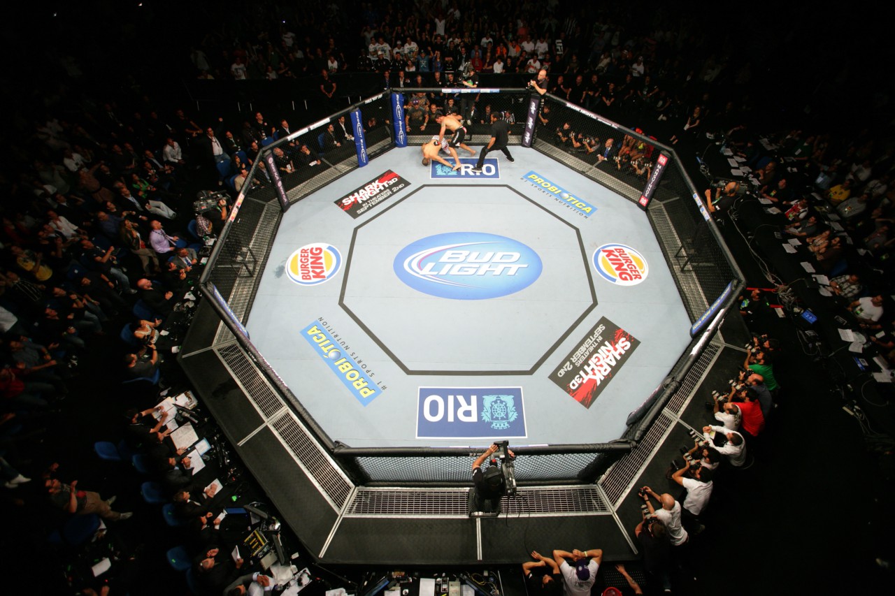 Rodrigo Minotauro atropela Brendan Schaub na Arena da Barra, no primeiro UFC Rio - Getty Images