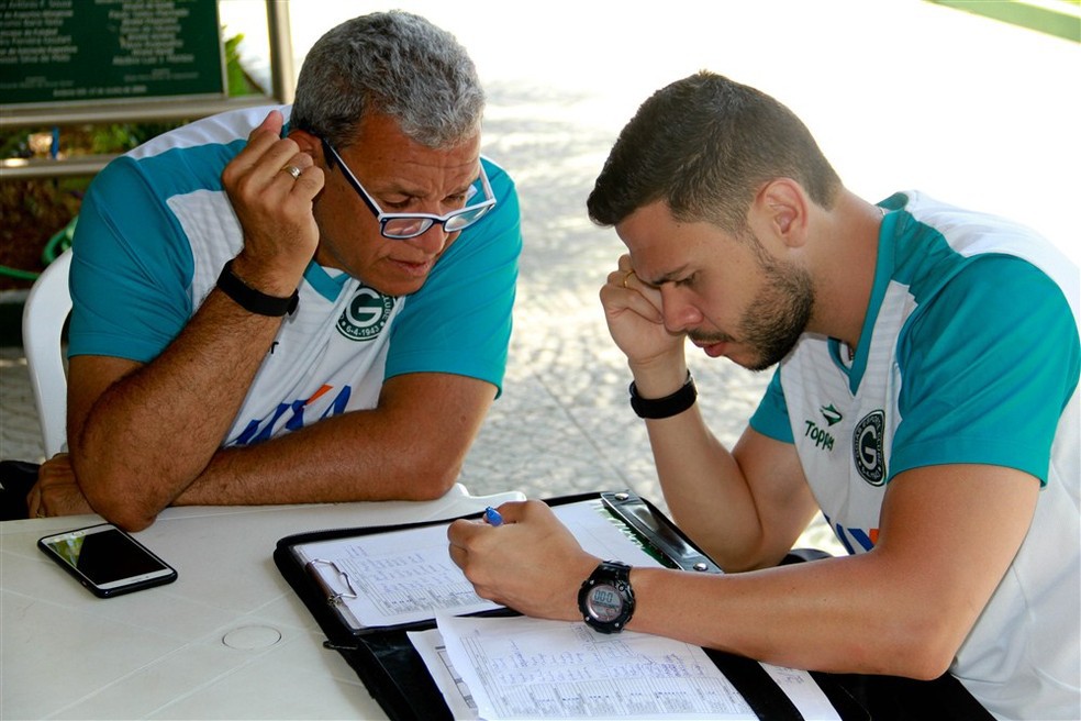 Hélio dos Anjos (E) e Guilherme dos Anjos (D) trabalham juntos desde 2012 - Rosiron Rodrigues/EC Goiás