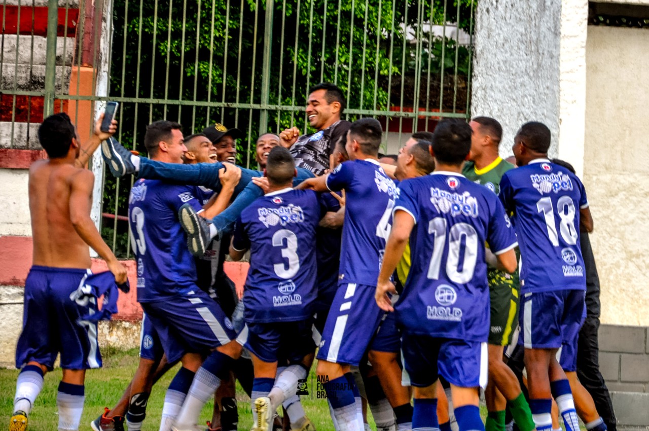 Jogadores do Paduano comemoram título da Série C do Carioca com o técnico Mauro Maia - Ana Fotografia Brasil