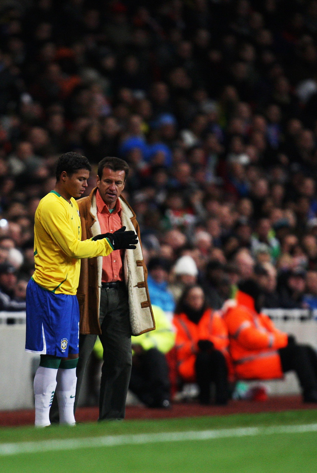 Em 2009, Thiago Silva recebe orientações de Dunga antes de entrar em campo no amistoso contra a Itália - Luca Ghidoni / Getty