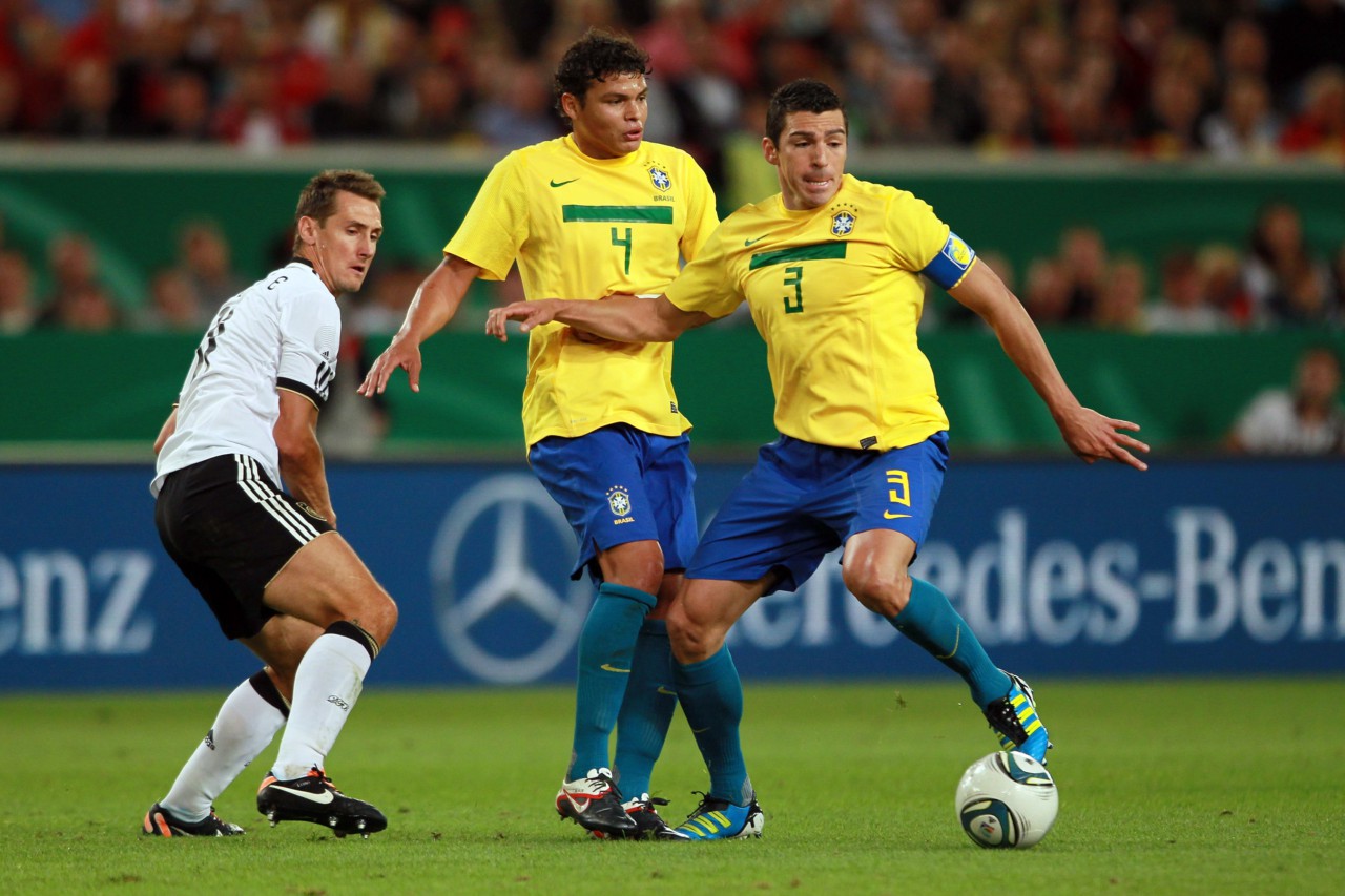 Contra Klose, ao lado de Lucio, outra referência na zaga da seleção brasileira - Christof Koepsel / Getty