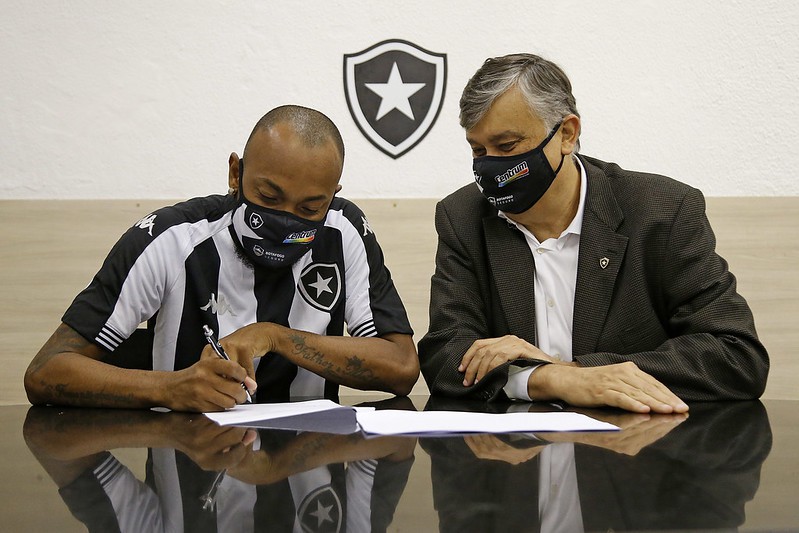 Chay assina contrato definitivo no Botafogo - Divulgação - Vitor Silva/Botafogo