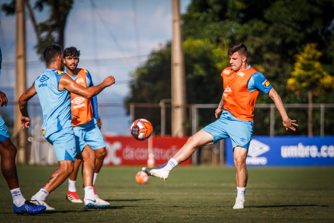 Patrick Brey e Renato Kayzer (de coletes laranja) em treino pelo Cruzeiro - Vinnicius Silva
