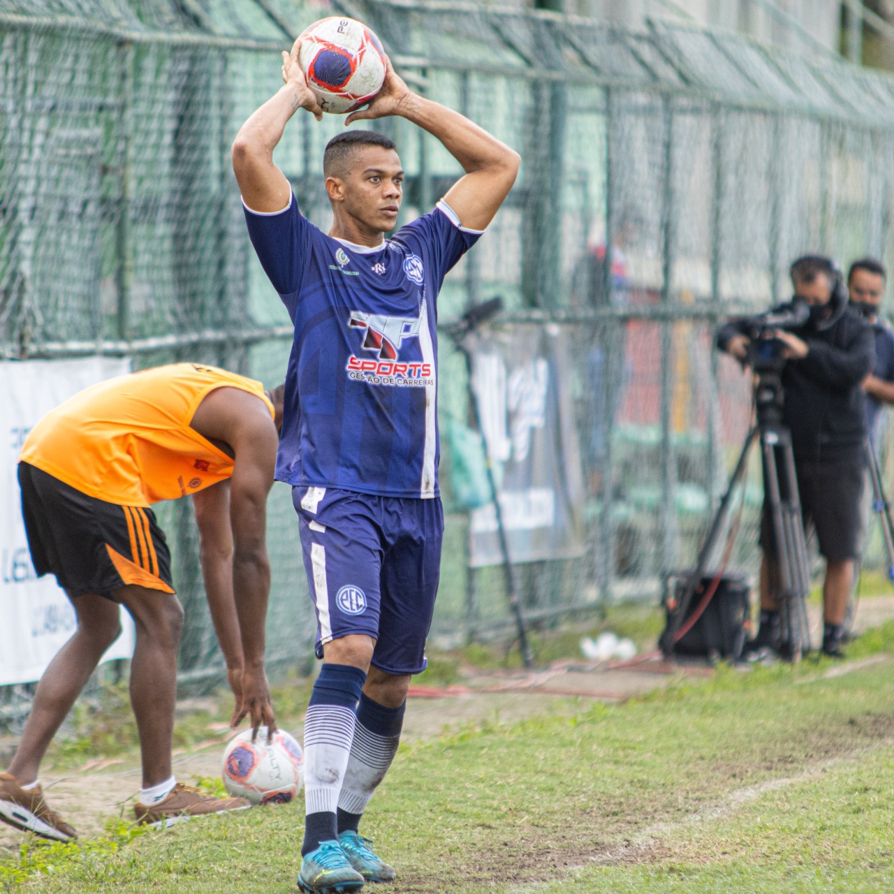 O lateral-direito Marcos Baiano, o "Bahia", é um dos seis jogadores do Paduano com patente de 3º Sargento - Márcio Menezes