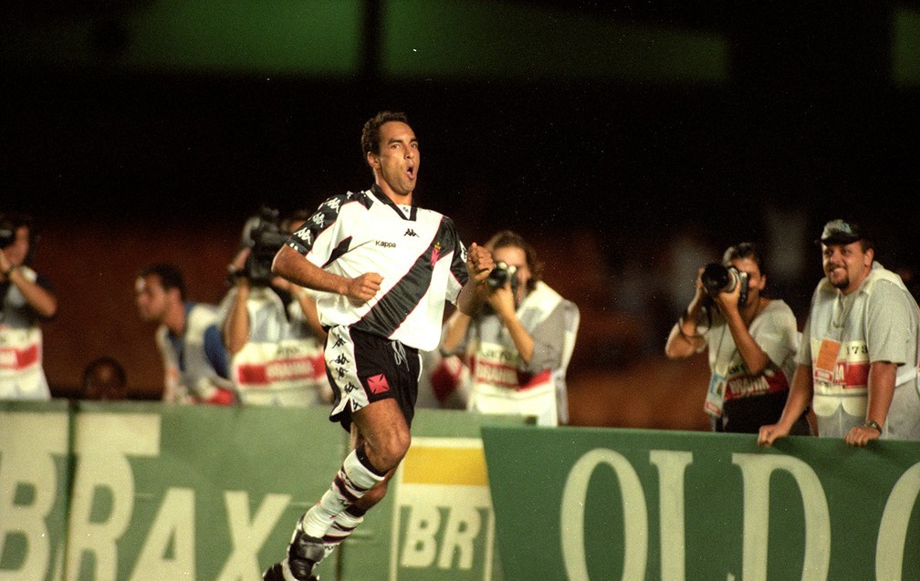 Edmundo comemora na goleada de 4 a 1 sobre o Flamengo, em 1997 - Hipólito Pereira / Agência O Globo