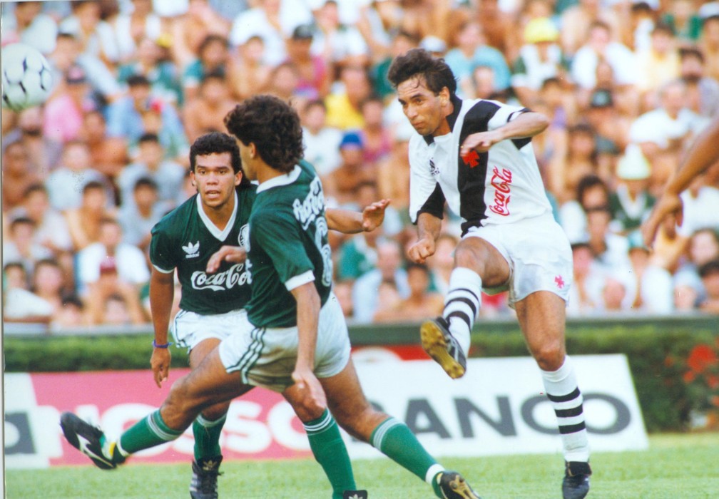 Edmundo contra o Palmeiras, em 1992: rival do primeiro campeonato se tornou outro grande amor para o craque temperamental - Vidal Cavalcante/Agência Estado