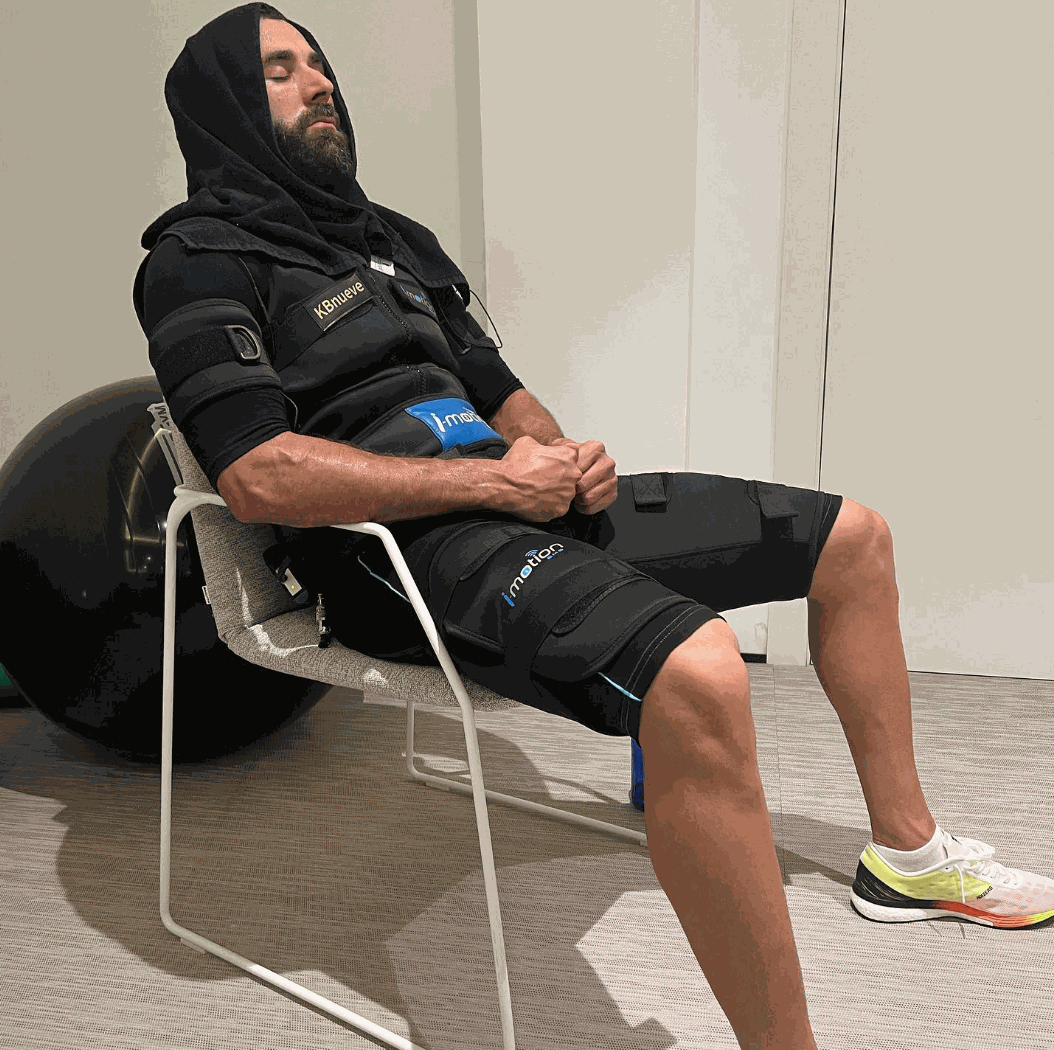 Benzema faz trabalho de regeneração muscular com uso de eletrodos - Reprodução / Instagram