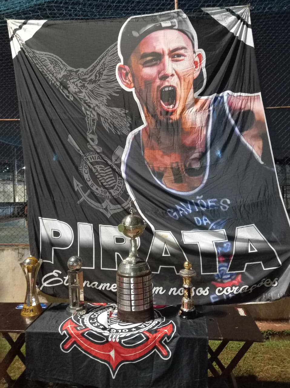 Bandeira feita em homenagem a Pirata, membro da Gaviões morto em 2021 - Reprodução