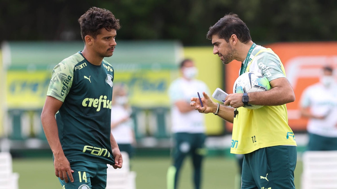 Abel Ferreira conversa com Gustavo Scarpa em treino do Palmeiras - Cesar Greco/Palmeiras