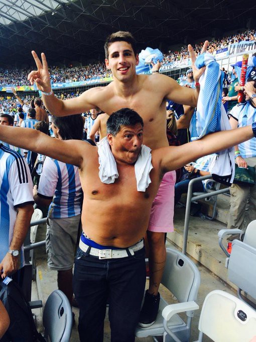 Calleri com seu pai em jogo da Argentina na Copa do Mundo de 2014 - Reprodução