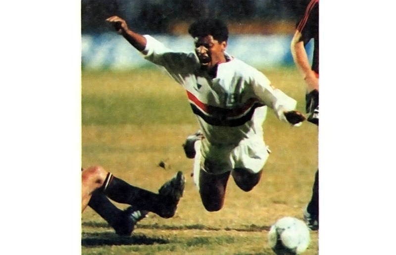 Macedo, do São Paulo, sofre pênalti na final da Libertadores de 1992 - Arquivo Histórico do São Paulo Futebol Clube