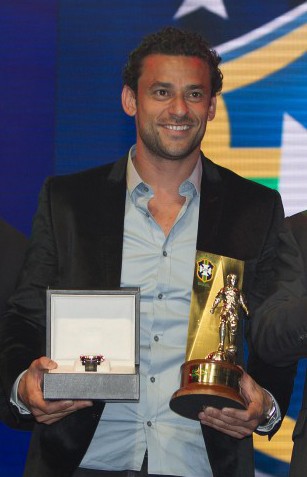 Fred recebe troféu de artilheiro do Campeonato Brasileiro de 2012 - CBF