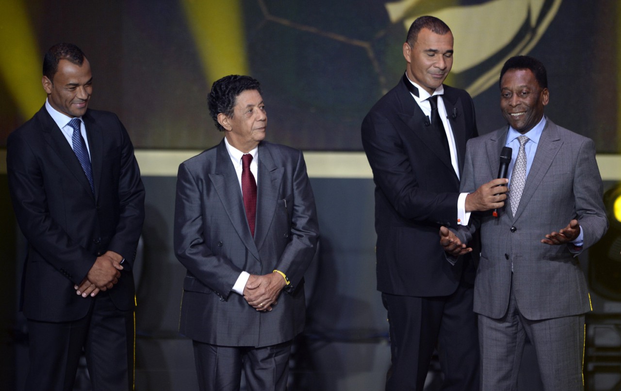 Amarildo, ao lado de Cafu, observa Pelé na cerimônia de entrega da Bola de Ouro da Fifa de 2014 - AFP