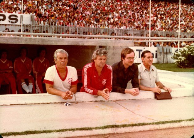 Ênio Andrade, de branco, e Gilberto Tim, de vermelho: comissão campeã com o Internacional em 1979 - Site Internacional