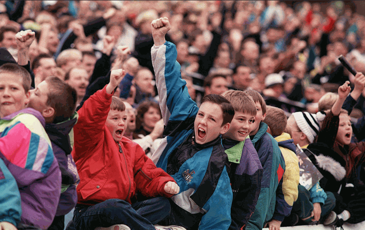 Pequenos torcedores durante jogo da primeira temporada da Premier League - Getty Images