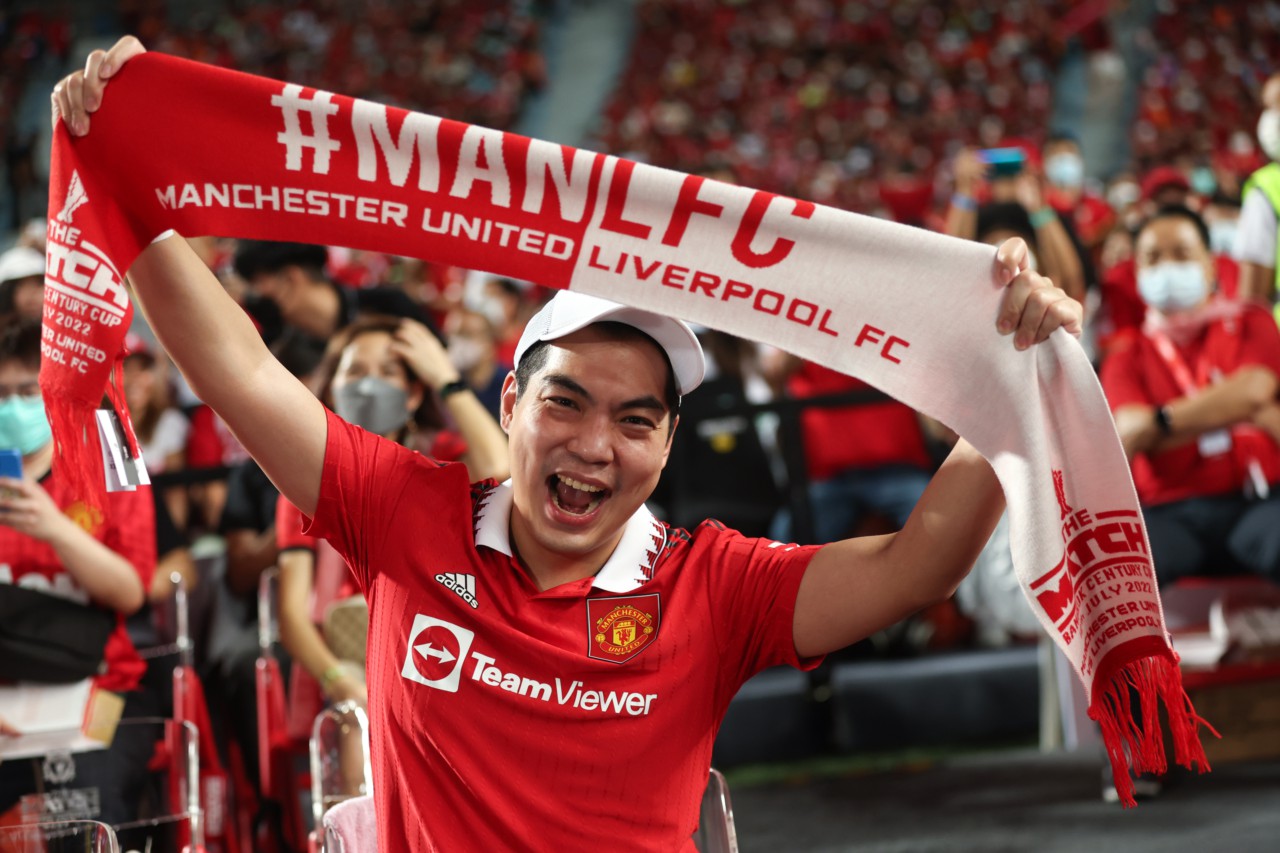 Torcedor tailandês durante amistoso de pré-temporada de United e Liverpool em Bangkok - Getty Images