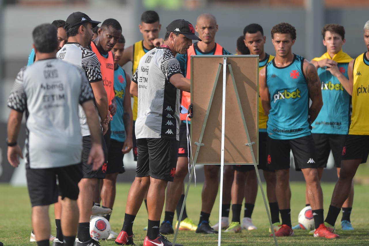 Figueiredo, do Vasco, observa orientações de Zé Ricardo no treino - Thiago Ribeiro/AGIF