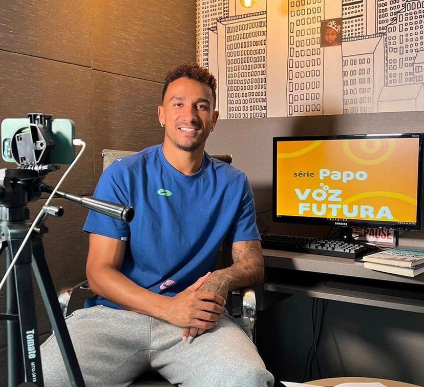 Danilo, lateral da Seleção, comanda o projeto Voz Futura - Reprodução / Instagram