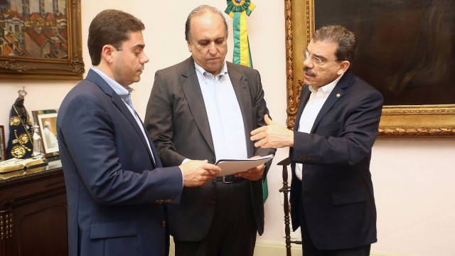 Pezão recebeu o secretário (à esquerda) e o deputado estadual