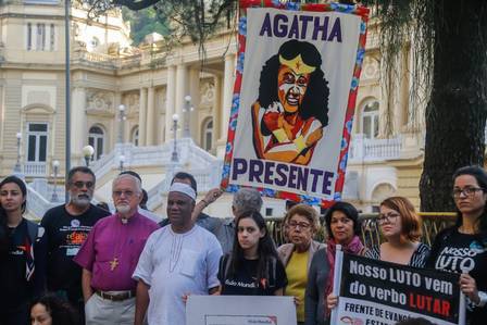 Ato ecumênico em frente ao Palácio Guanabara lembra a menina Ágatha, morta há uma semana