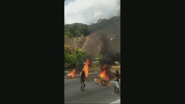 Manifestantes atearam fogo em pneus após morte de jardineiro