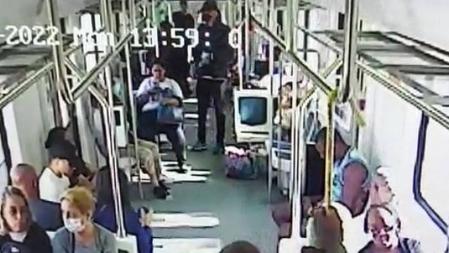 Imagens mostram momento em que homem (todo de preto) mata garçom em trem