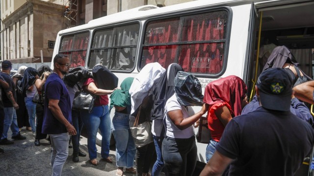Só com um ônibus: presos numa central do falso empréstimo consignado no Centro do Rio são levados para a delegacia