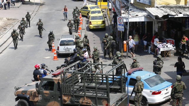 Forças Armadas fazem cerco à Rocinha junto com a polícia e procuram traficantes