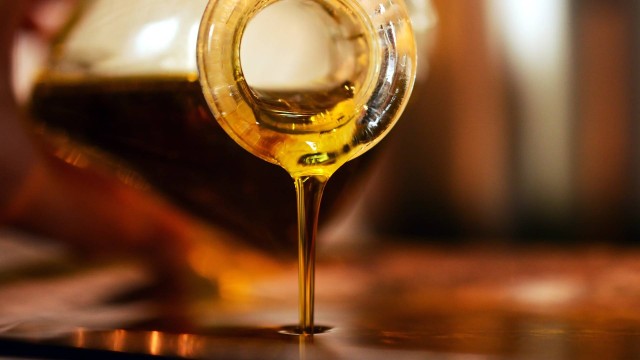 O 'qieridinho' da falsificação: azeite extra virgem é misturado com óleo vegetal e vendido na embalagem original