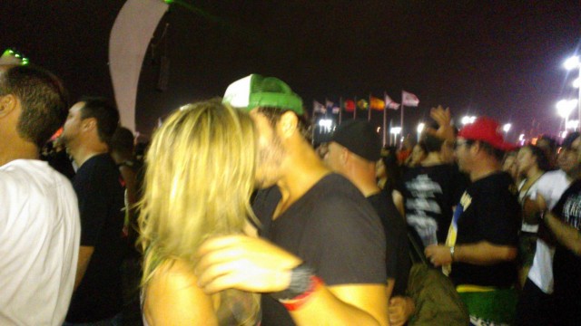 Thiago Rodrigues e a ex-BBB Marien se beijam no meio da multidão