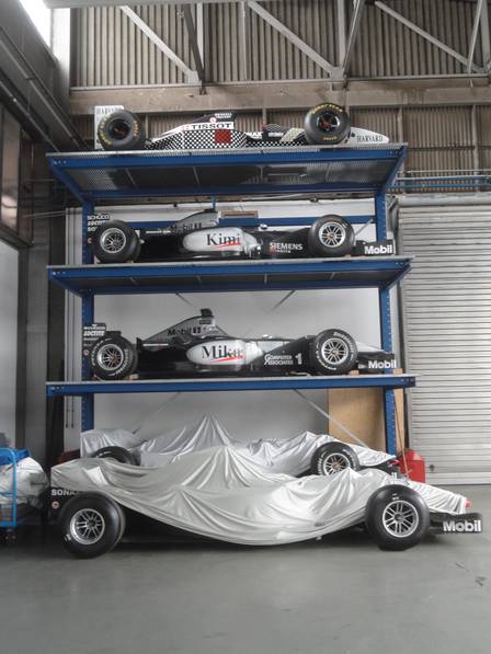 “Prateleiras” para guardar os carros de F-1 no galpão da Mercedes em Stuttgart