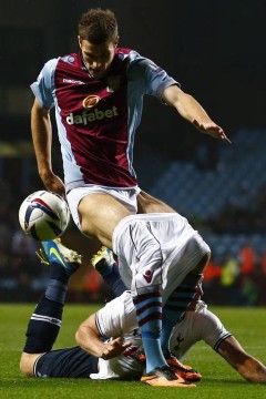 Nicklas Helenius, do Aston Villa, teve o short abaixado por Vertonghen, do Tottenham, quando partia para o ataque