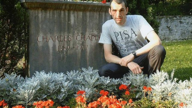 Mark Dabbs ao lado do túmulo de Charles Chaplin