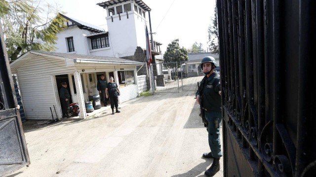 Militares de guarda no portão da prisão de Cordillera, onde o general Odlanier Mena estava cumprindo sua pena por violação dos direitos humanos e de onde seria transferido para uma prisão com menos benefícios