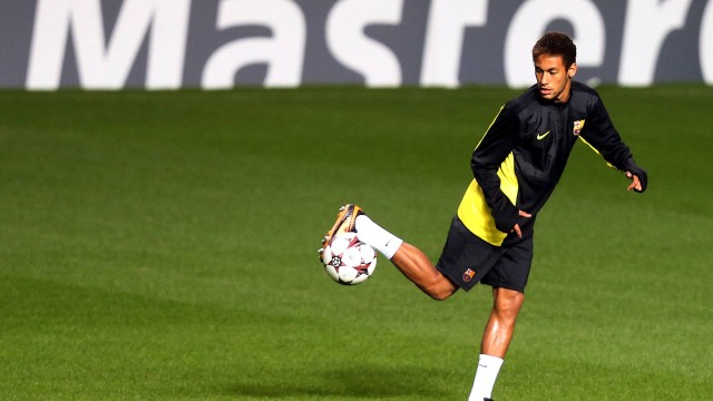 Neymar brinca de controlar a bola, sozinho, no Estádio Celtic Park