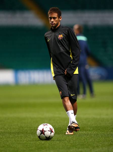 Neymar brinca de controlar a bola, sozinho, no Estádio Celtic Park